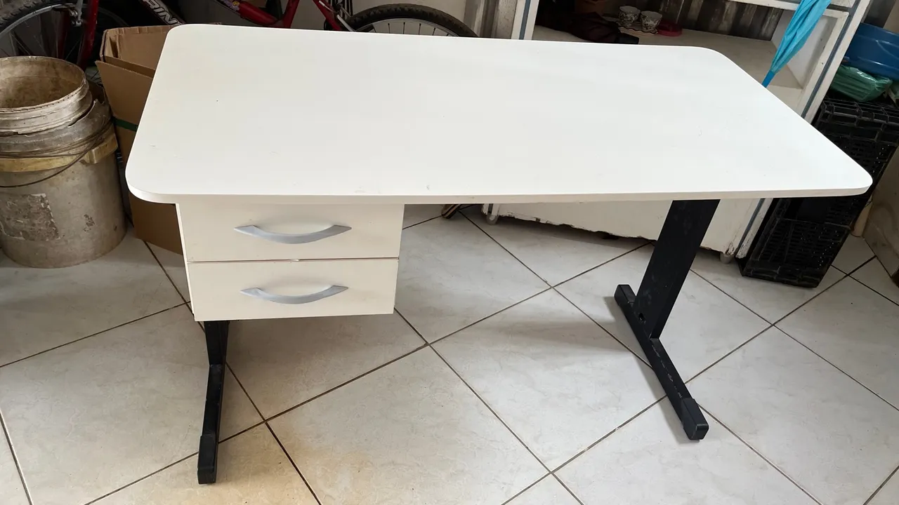 Mesa de Escritório Branca com Gavetas