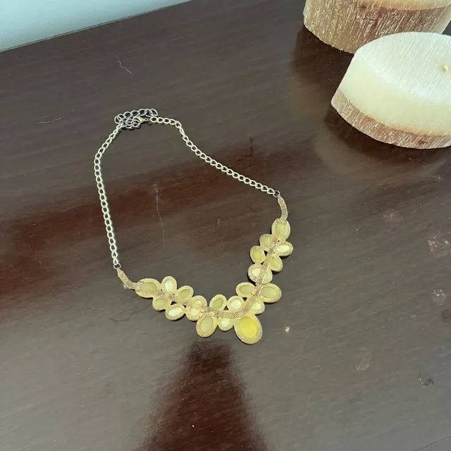 colar dourado com bege e branco - Foto 2