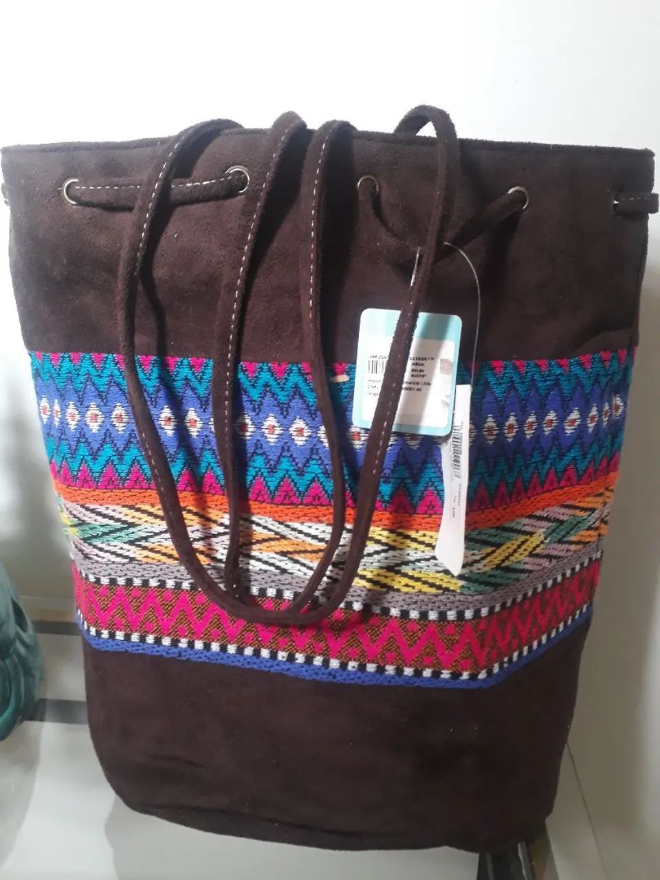 Bolsa boho chic com detalhes vibrantes - Foto 2