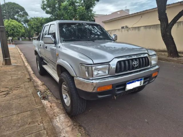 Toyota Hilux SRV 3.0 turbo diesel 4x4 - revisada