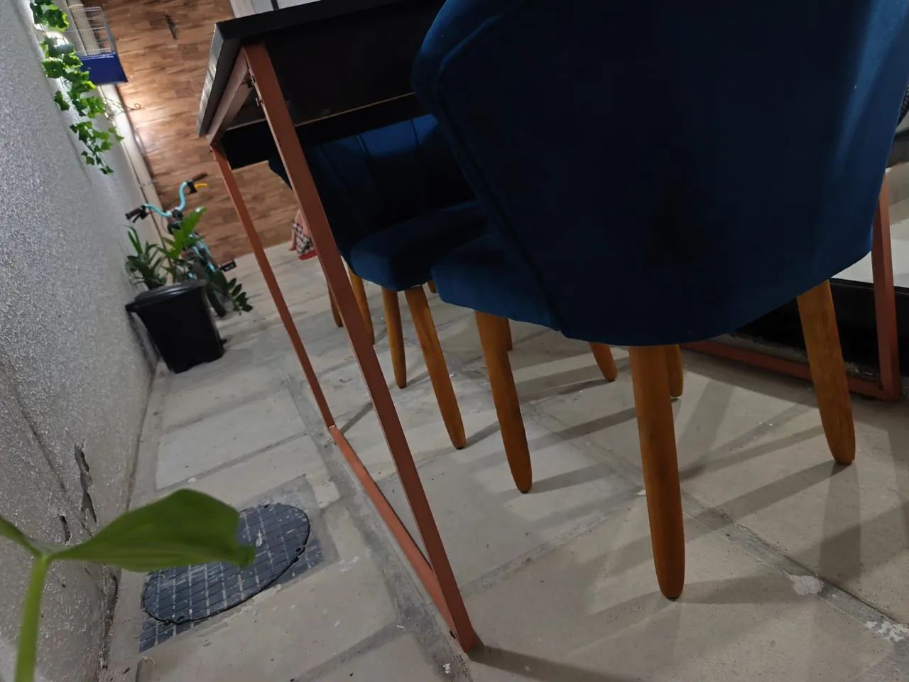 Vendo mesa com 2 cadeiras64341732244353123