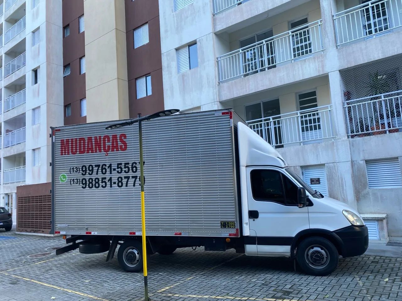 Caminhão de mudança e fretes