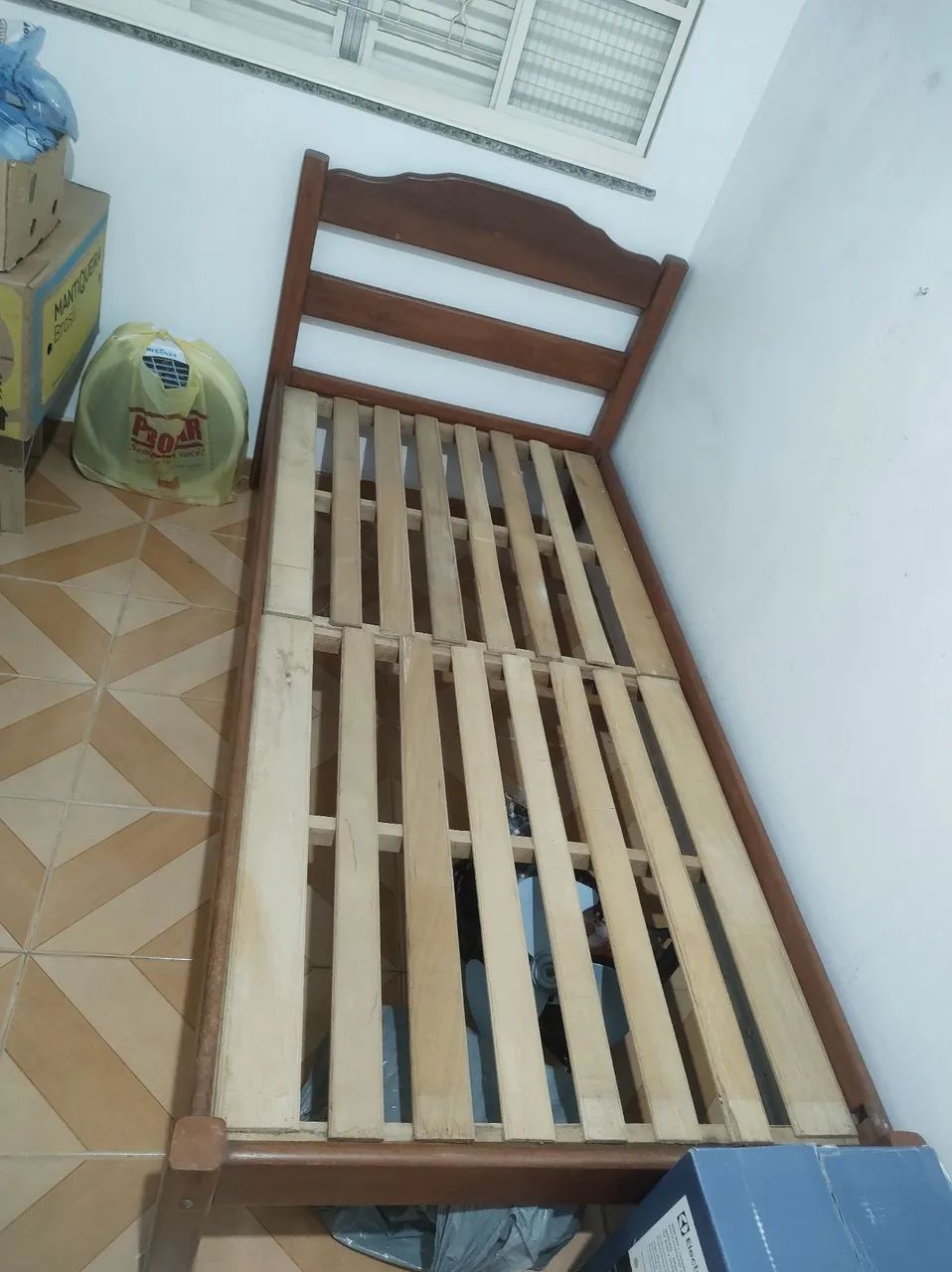 Cama de solteiro de madeira 