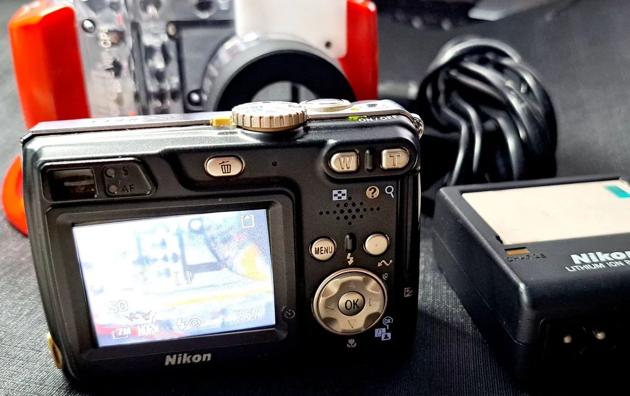 Câmera digital Nikon com caixa estanque para mergulho - Foto 6