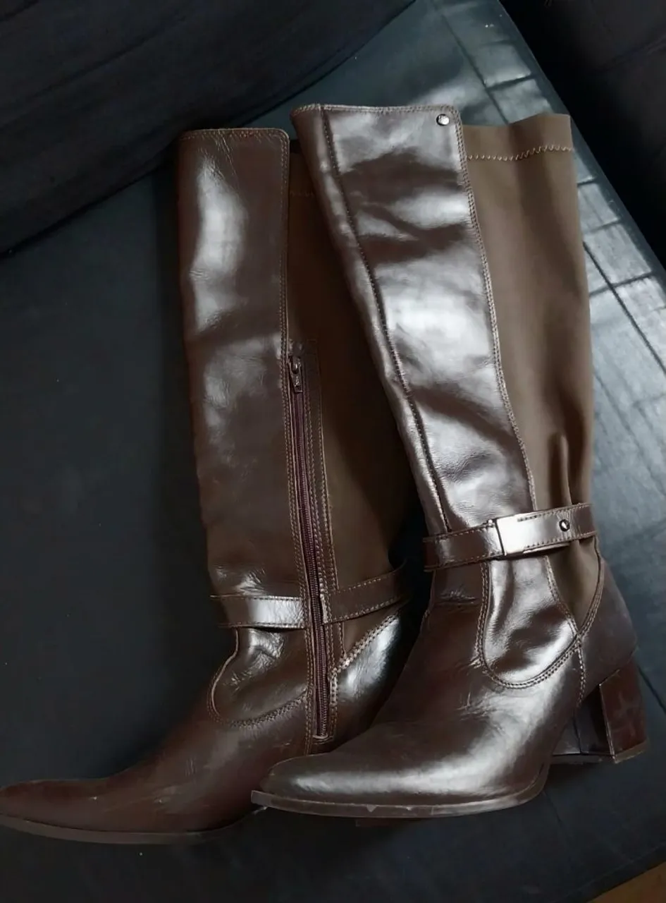 Botas de cano alto marrom número 36