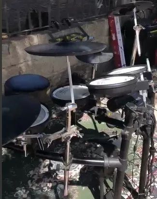 Bateria Roland TD-4KX V-Drums Completa com pad e ferragens extras + pedal e bags