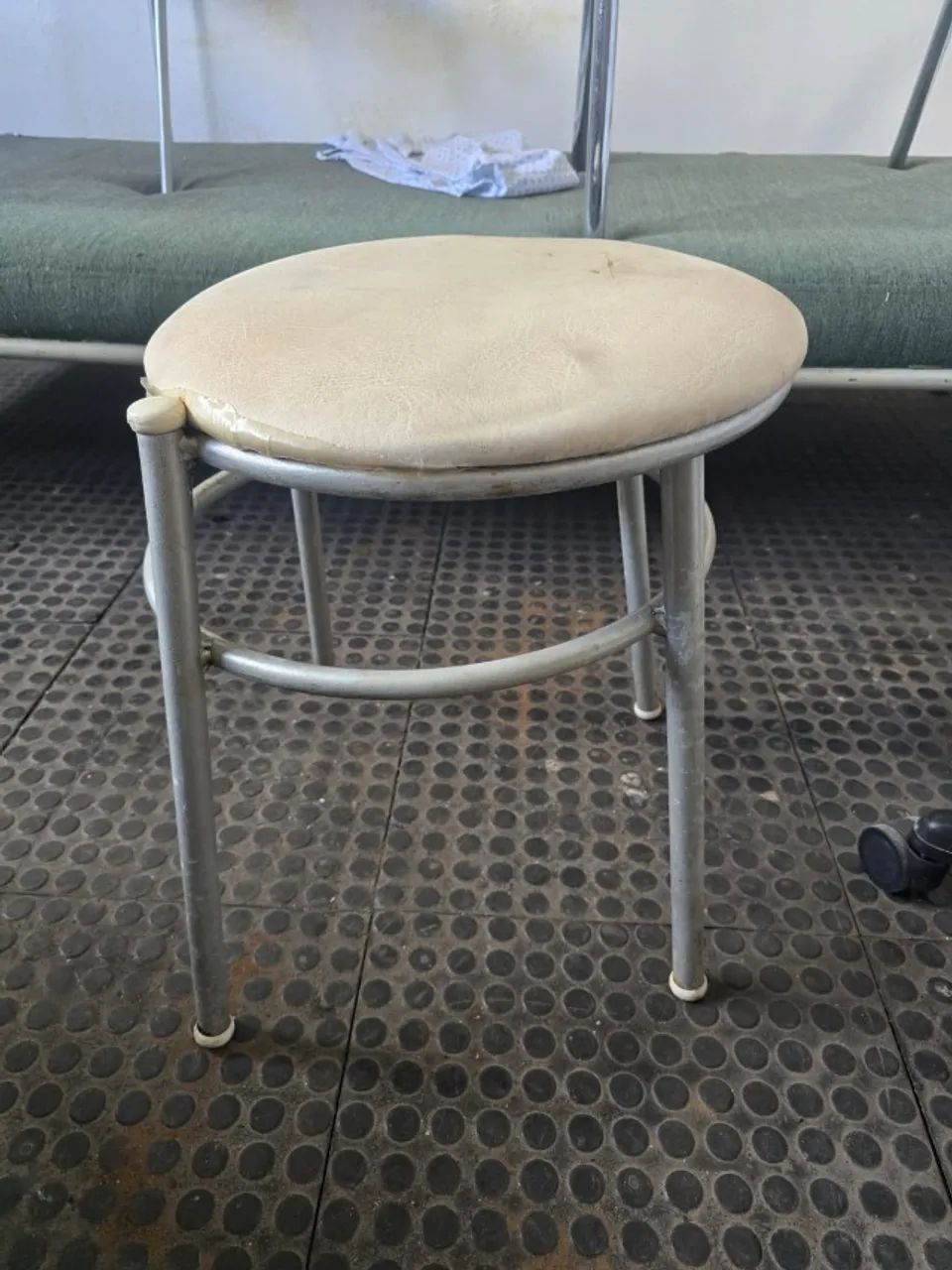 Banquinho de Ferro com Assento Estofado ? - Foto 2