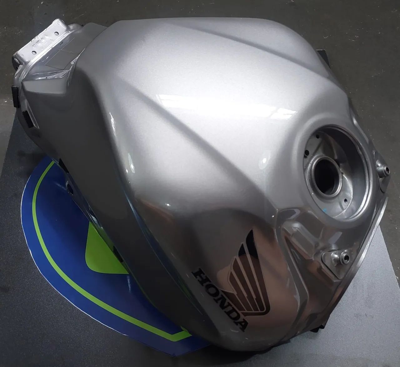 Tanque de combustível CB 650R prata 20/21