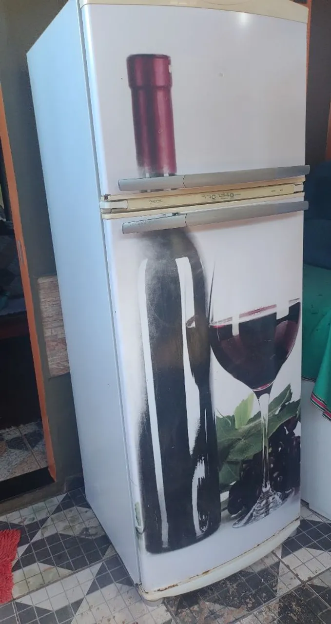 Geladeira com Adesivo de Vinho - Ótima!