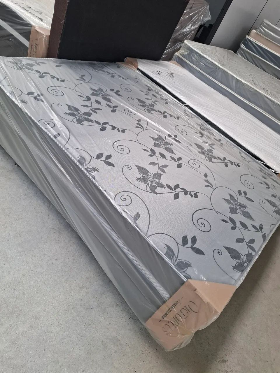 Cama Box casal nova com garantia!!