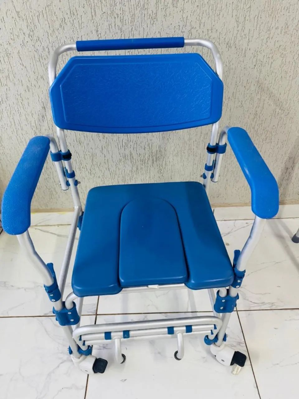 Cadeira de banho $280 Suporte Soro $60 e Andador $150 - Foto 2