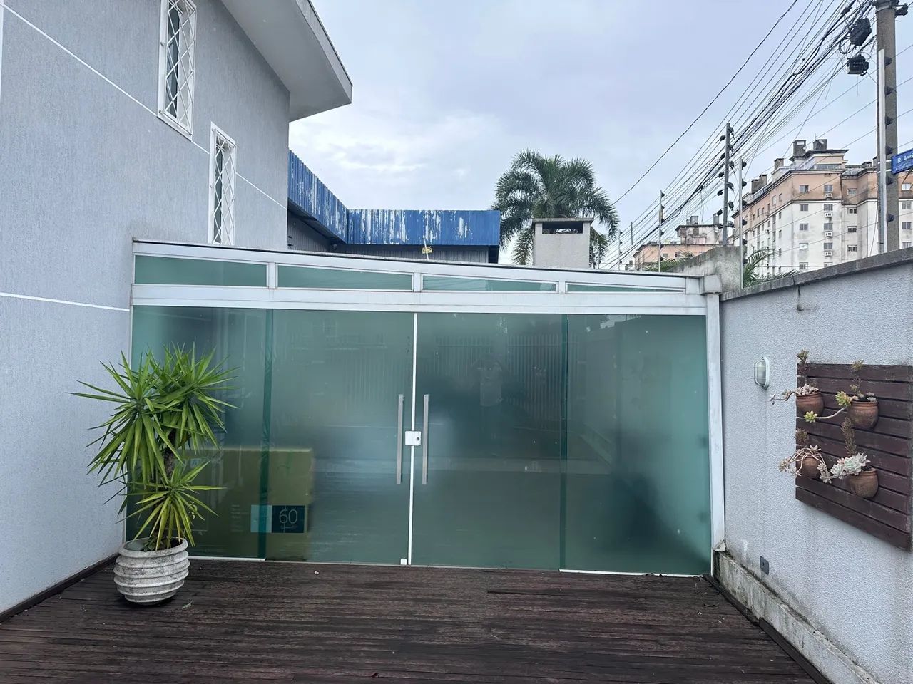 Área externa com cobertura de vidro e alumínio - Foto 4