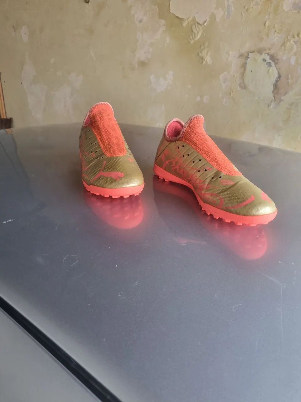 Tênis Esportivo Puma Dourado com Detalhes em Vermelho - Foto 2