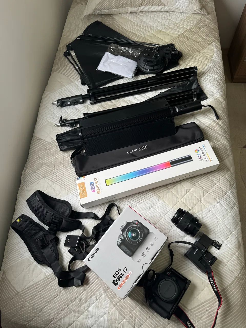 Canon T7 + Cartão 512GB Silver Plus + Acessórios - Quase Nova!