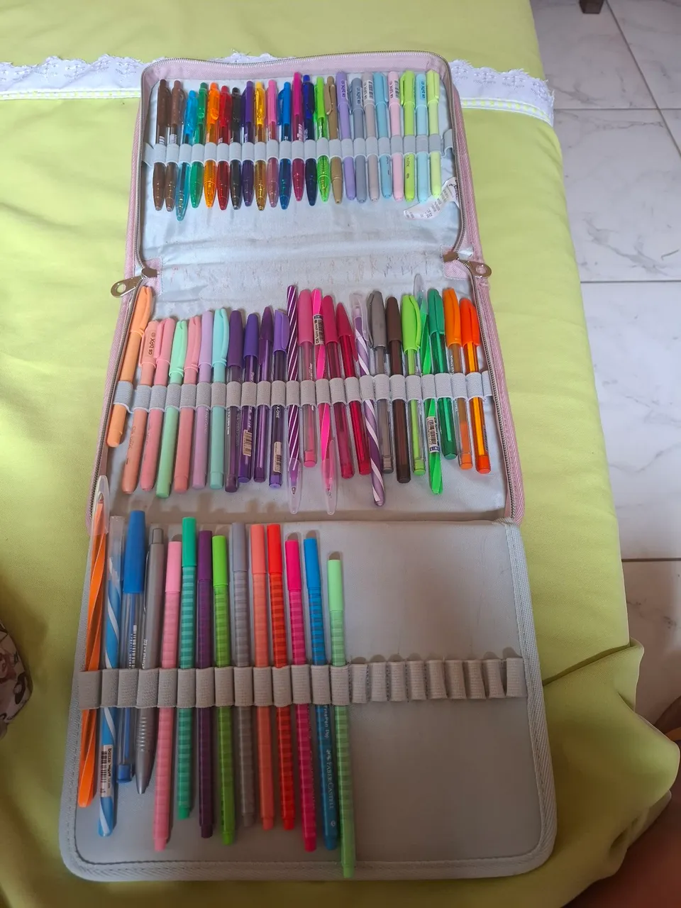 Estojo Rebbeca Bombom com várias canetas coloridas