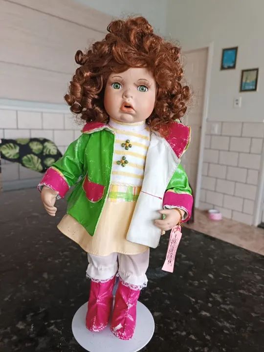 Boneca de Porcelana Colecionável. Olhos de vidro verdes com cílios. Tam 38 cm