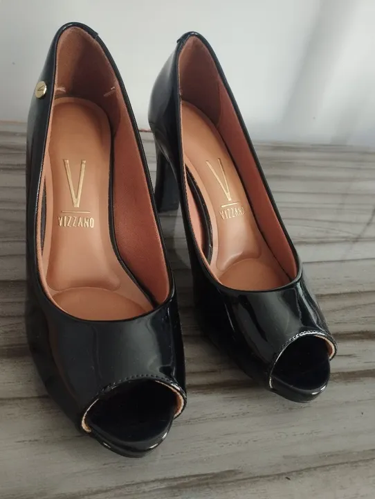 Sandália Peep Toe Preta Verniz Vizzano