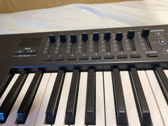 teclado e controlador midi launchkey novation mkii 49 teclas - Foto 5