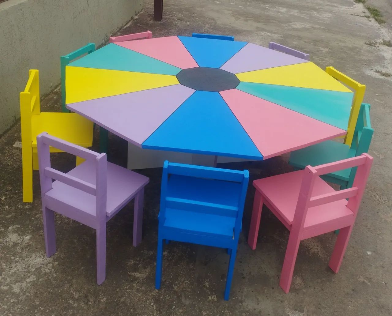 Mesa infantil decagonal com 10 cadeiras infantis  - Foto 4