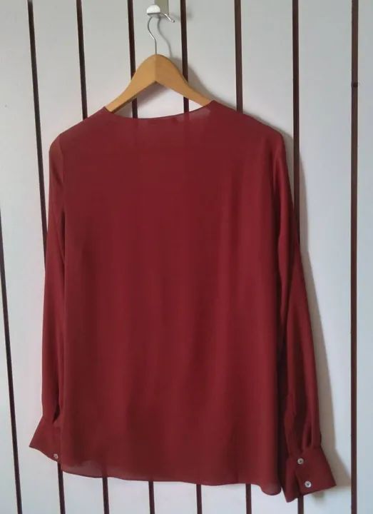 Blusa feminina de viscose cor marsala mangas longas com transpasse  - Foto 4