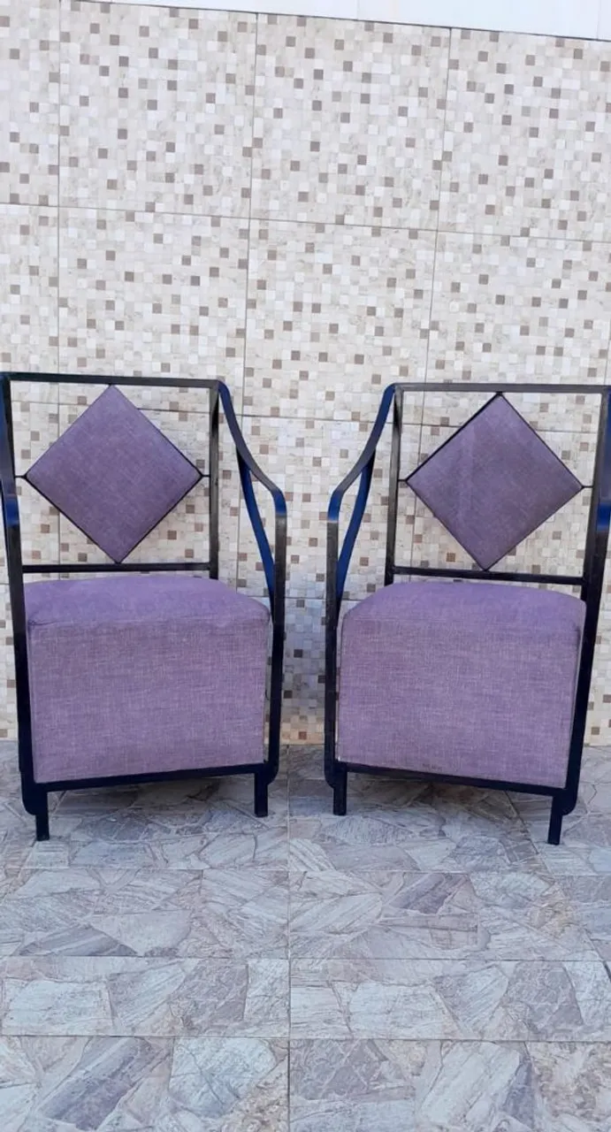 Poltronas Modernas com Estrutura em Metal