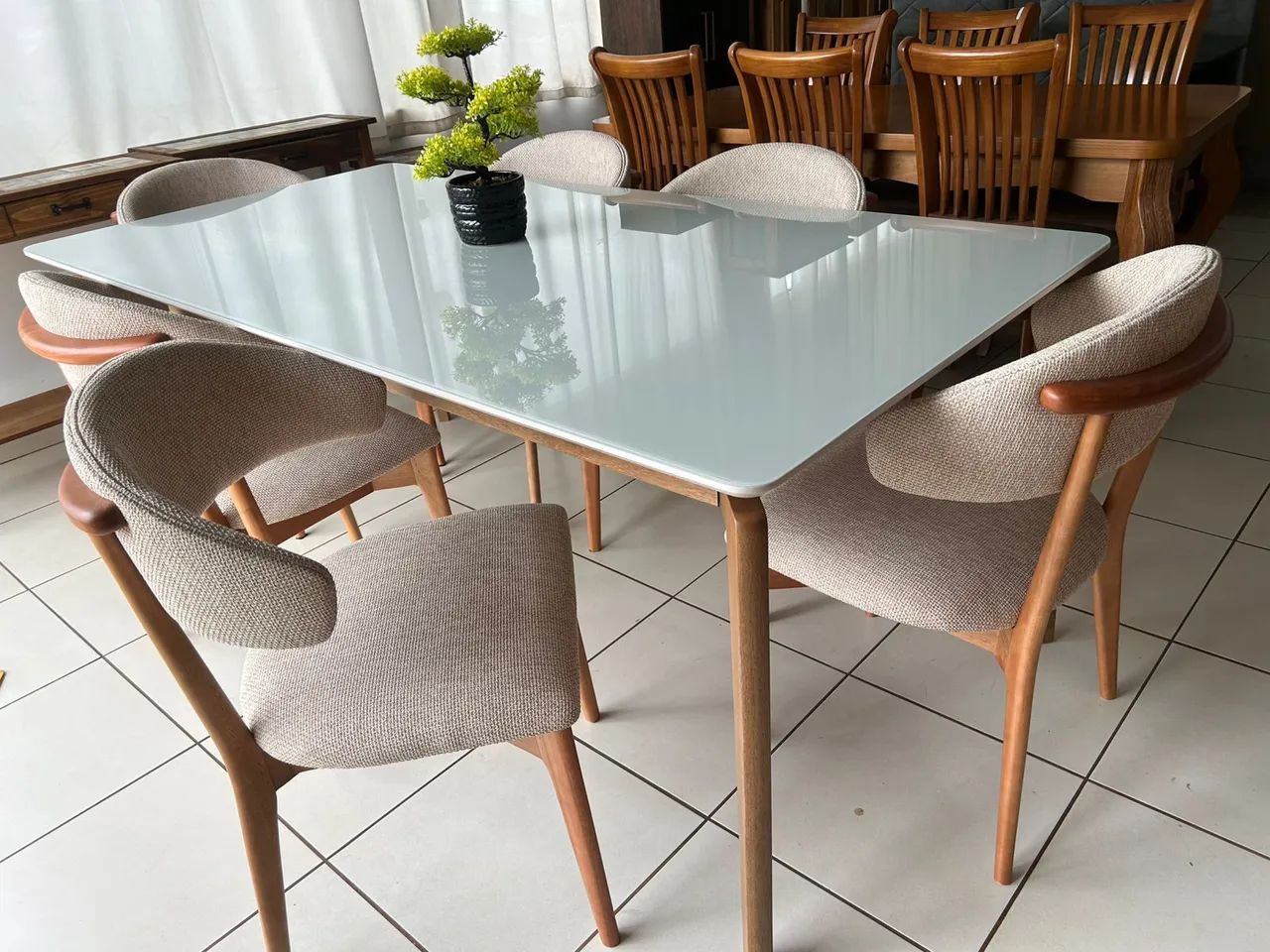 Mesa de Jantar Moderna com Cadeiras poltronas em linho