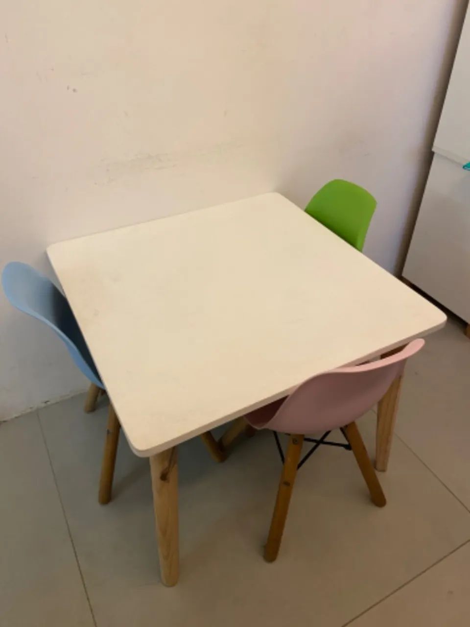 Mesinha infantil com 3 cadeiras
