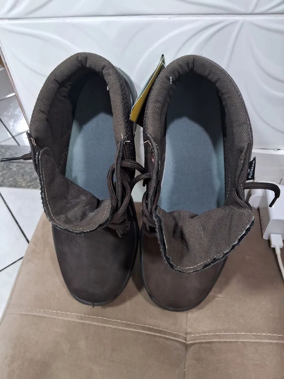 Botas para trabalho. Nunca usada.n.38..  cor marrom. - Foto 4