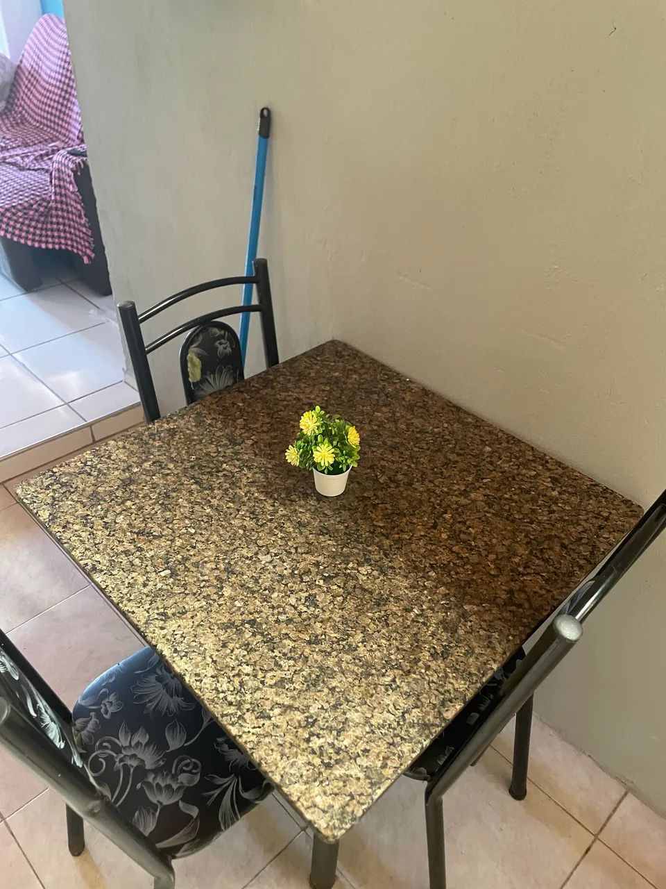 Mesa de granito com 4 cadeiras 