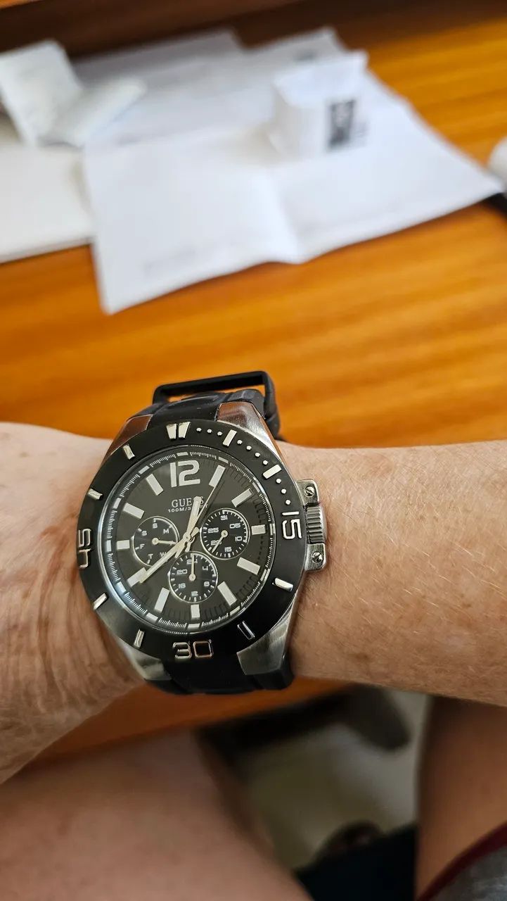 Relogio GUESS estiloso 
