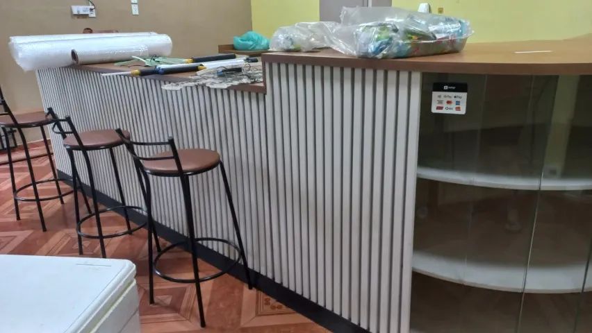 Moderno balcão com vitrine integrada e balcão de atendimento. - Foto 5