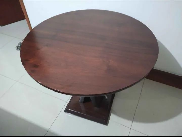 Mesa de madeira maciça 