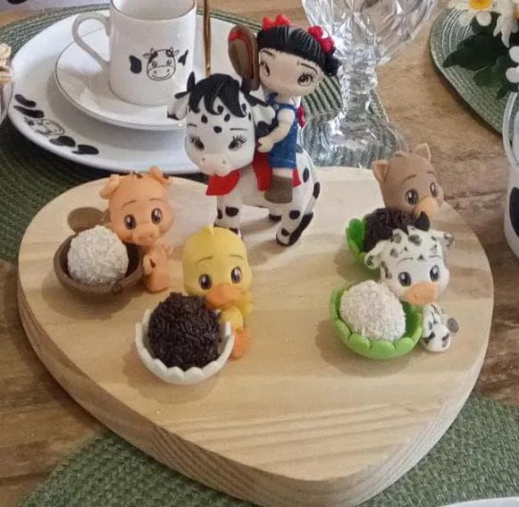 Topo de bolo e porta docinhos em biscuit 