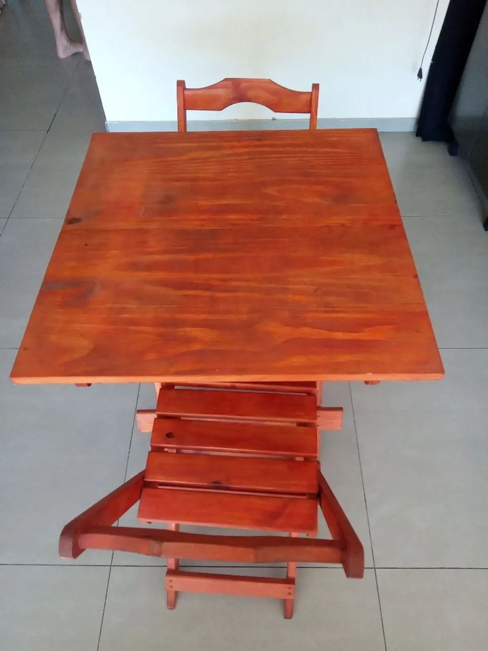 Mesa de bar  c 2 cadeiras em madeira 