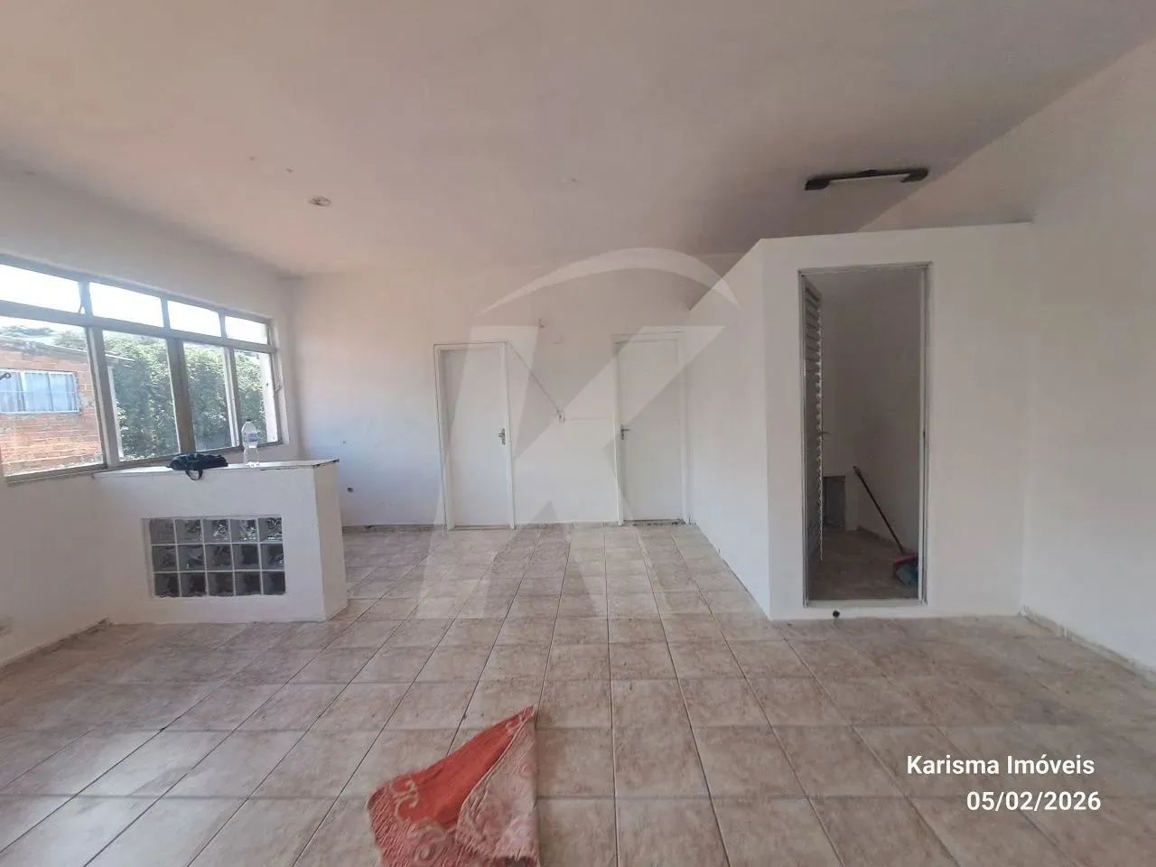 Salão medindo 110 m² com 2 banheiros. - Foto 9