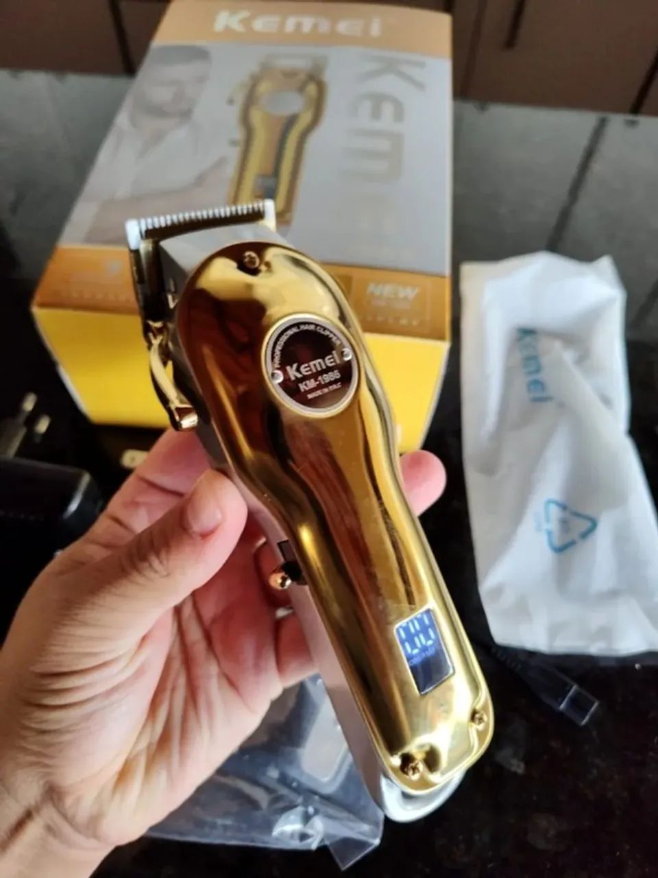 Máquina de Cortar Cabelo Kemei KM-1986+PG Profissional Gold Display LCD