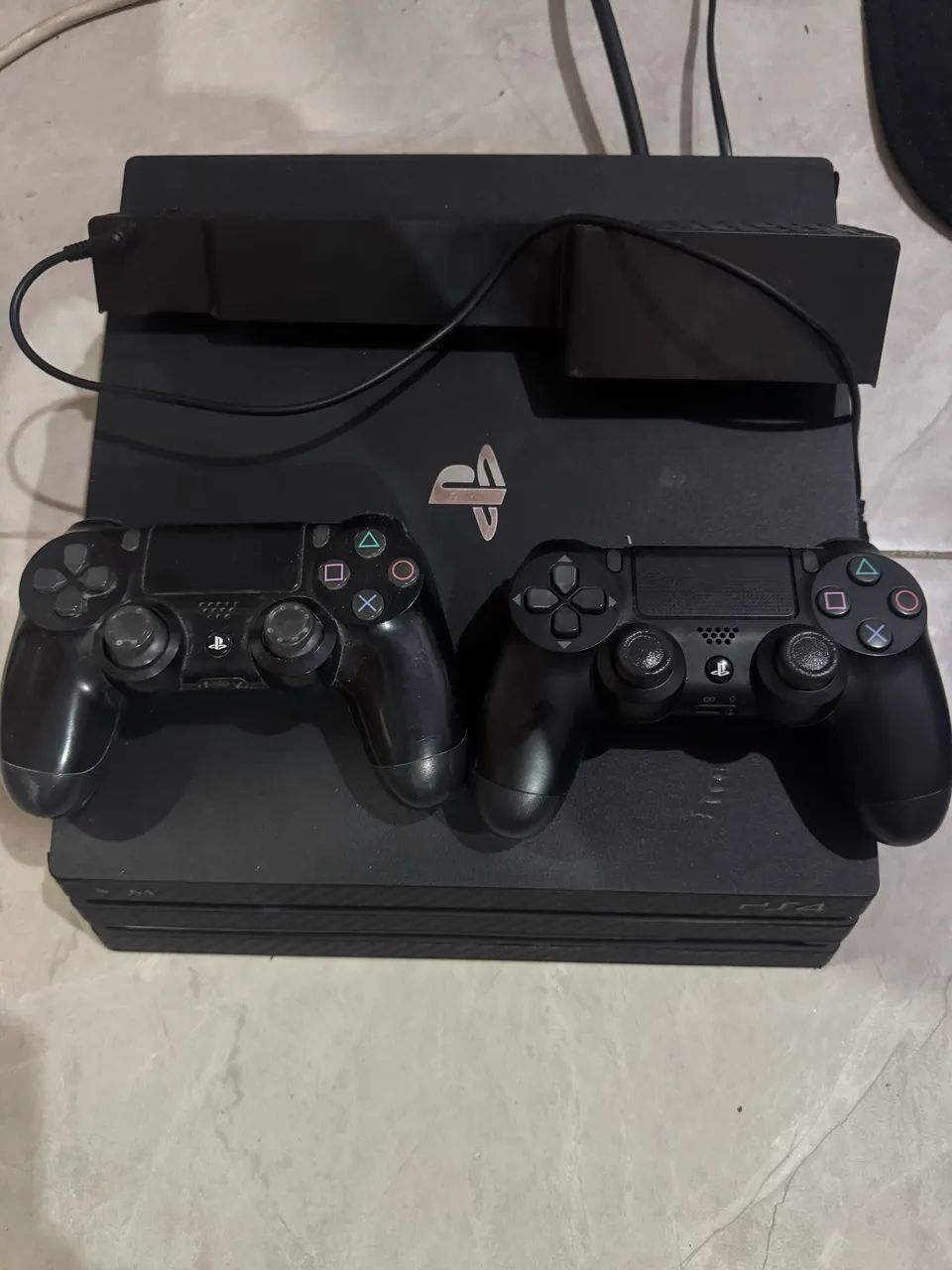 PS4 Pro 1TB 2 controles - Foto 3