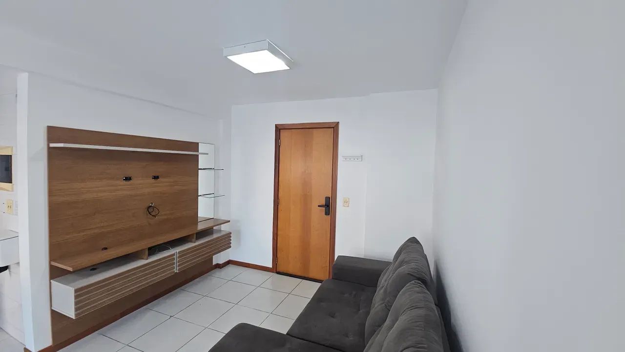 Imóvel mobiliado com dois quartos, varanda com fechamento, split no quarto e bem localizad - Foto 2