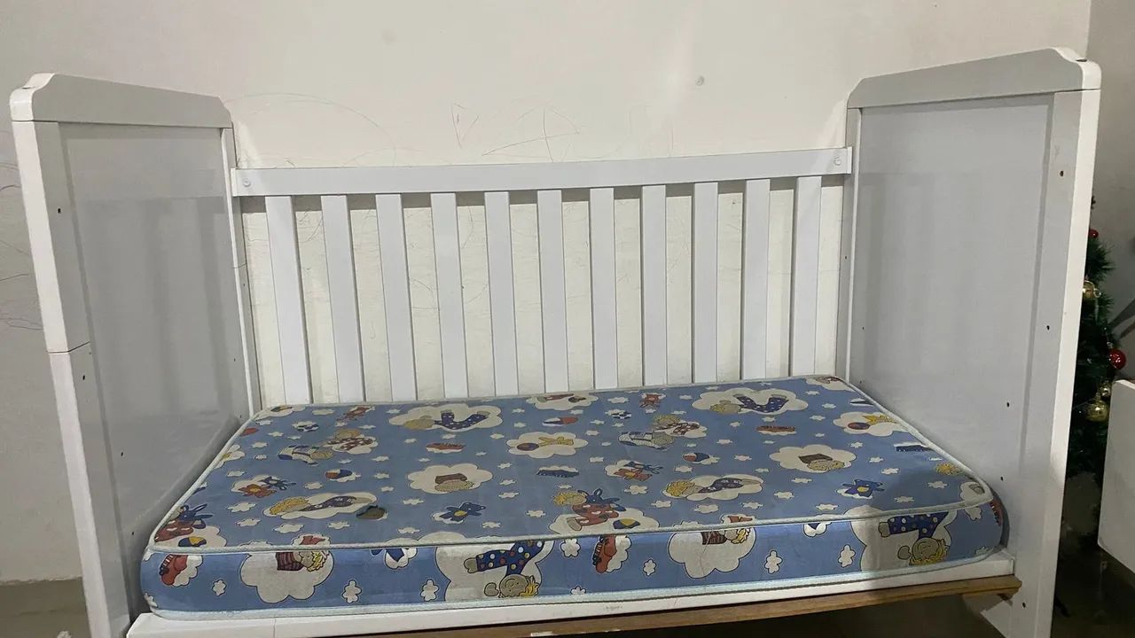 Berço e guarda roupas semi novos 