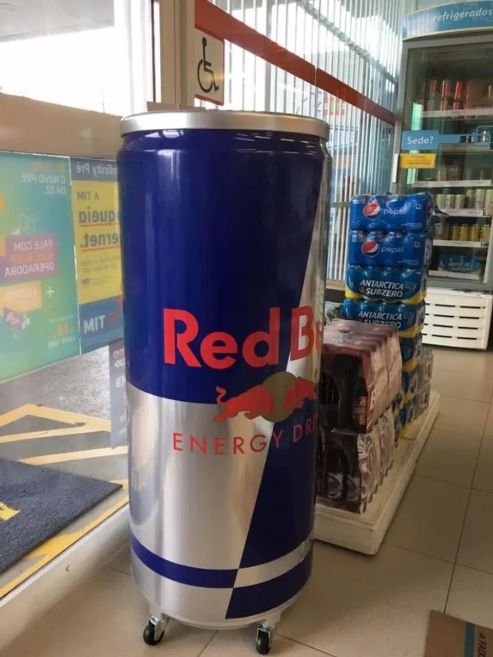 Cooler Expositor de Bebidas da Redbull