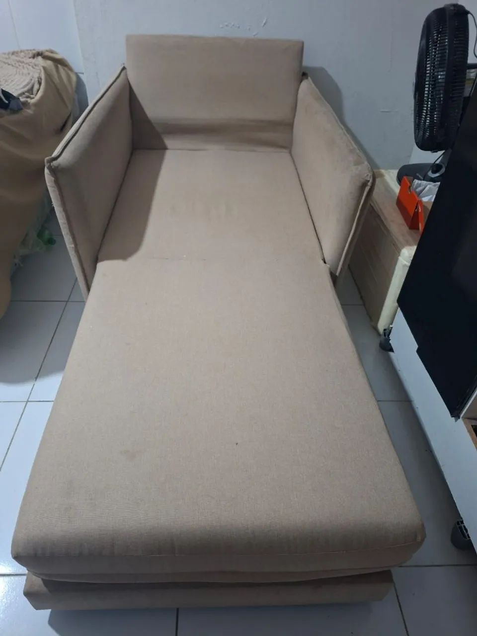Vende-se um sofá cama so está precisando de uma lavagem