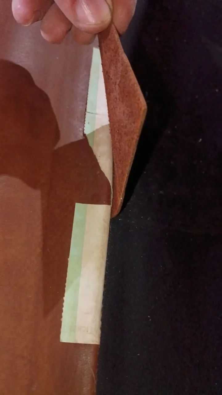 Sofá de Couro Caramelo Com Puff Quadrado  - Foto 4