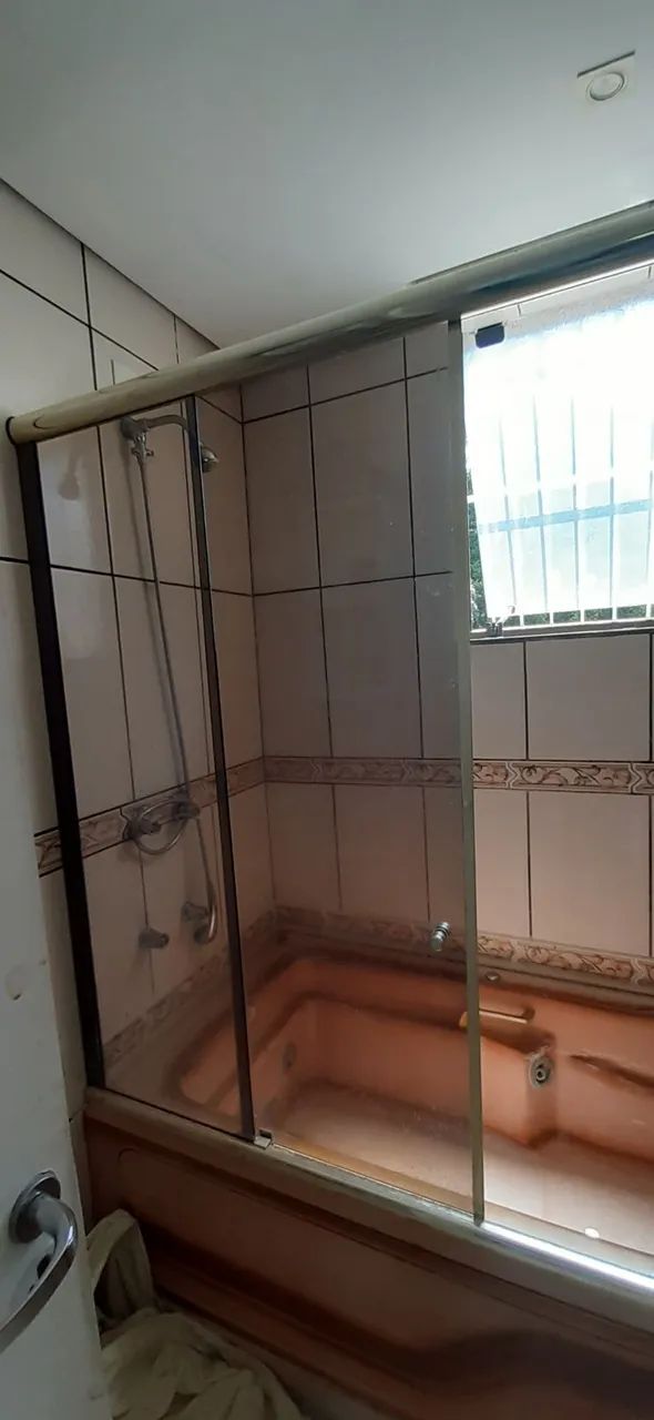 Box 8mm incolor altura 1.44 x  2.00 largura com uma porta que abre !