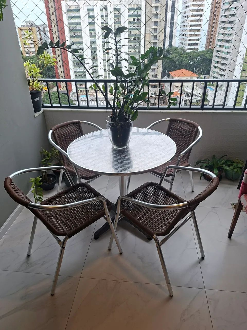 Conjunto de mesa com cadeiras