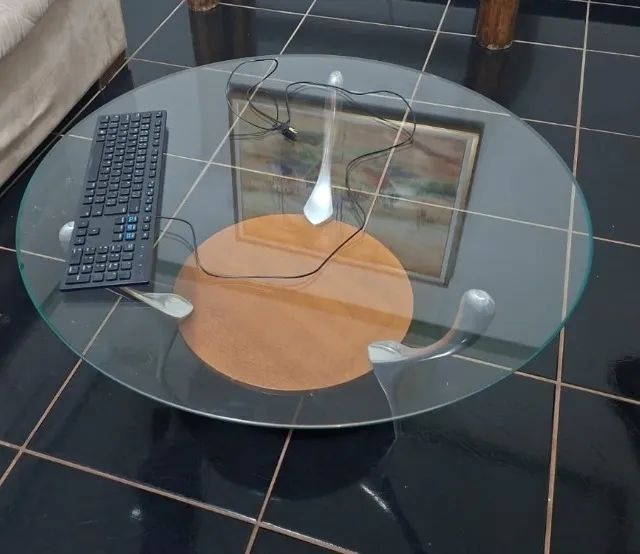 Mesa de Centro Redonda (Vidro + Alumínio + Madeira)