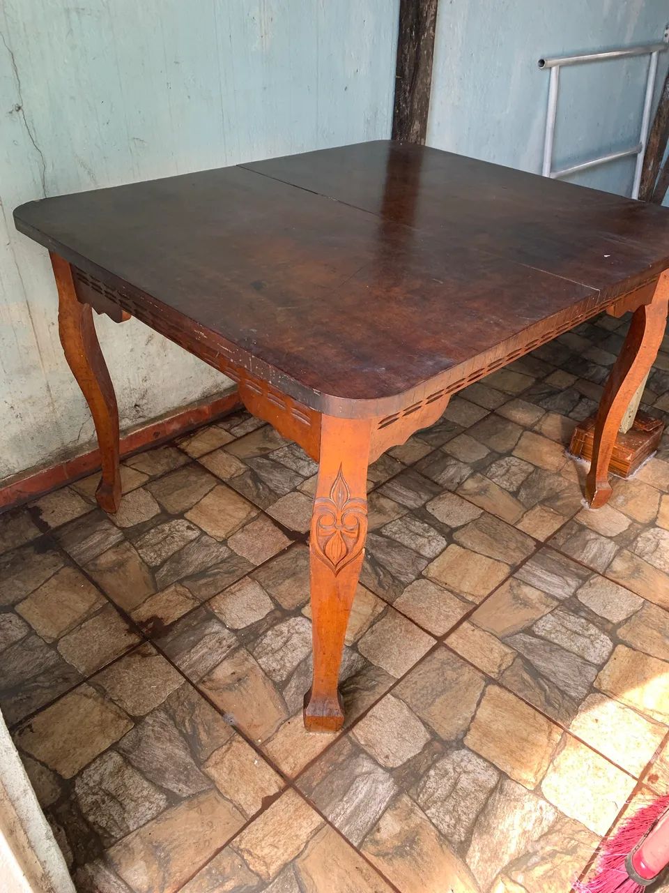 Venda de mesa com 6 cadeiras em madeira antiga  - Foto 3