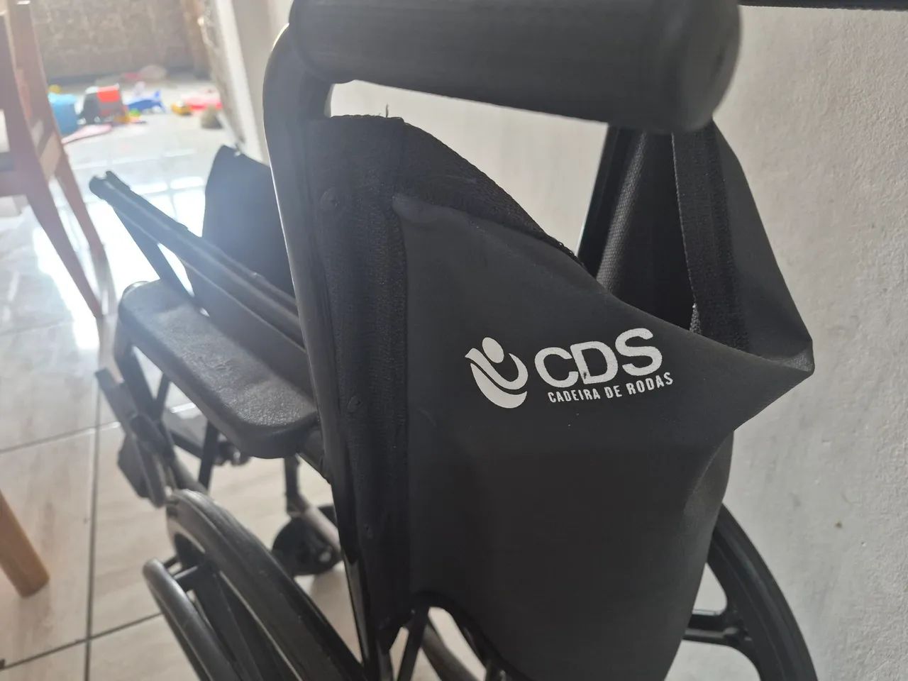 Vendo cadeira de rodas nova - Foto 4