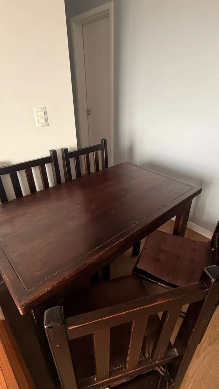 Mesa de madeira maciza e cadeiras 