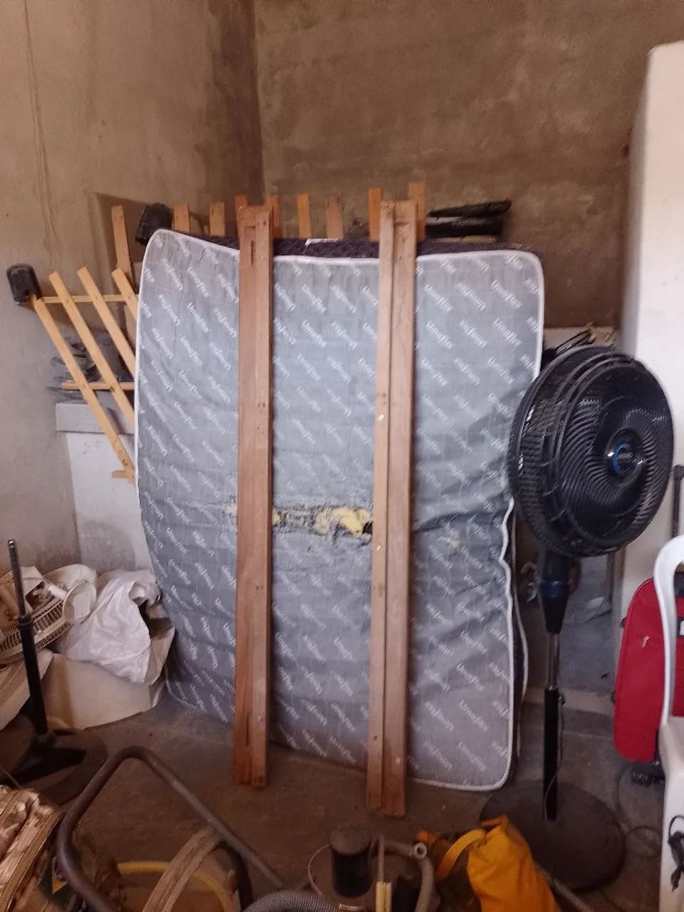 Colchão de mola de casal c laterais e estrado .