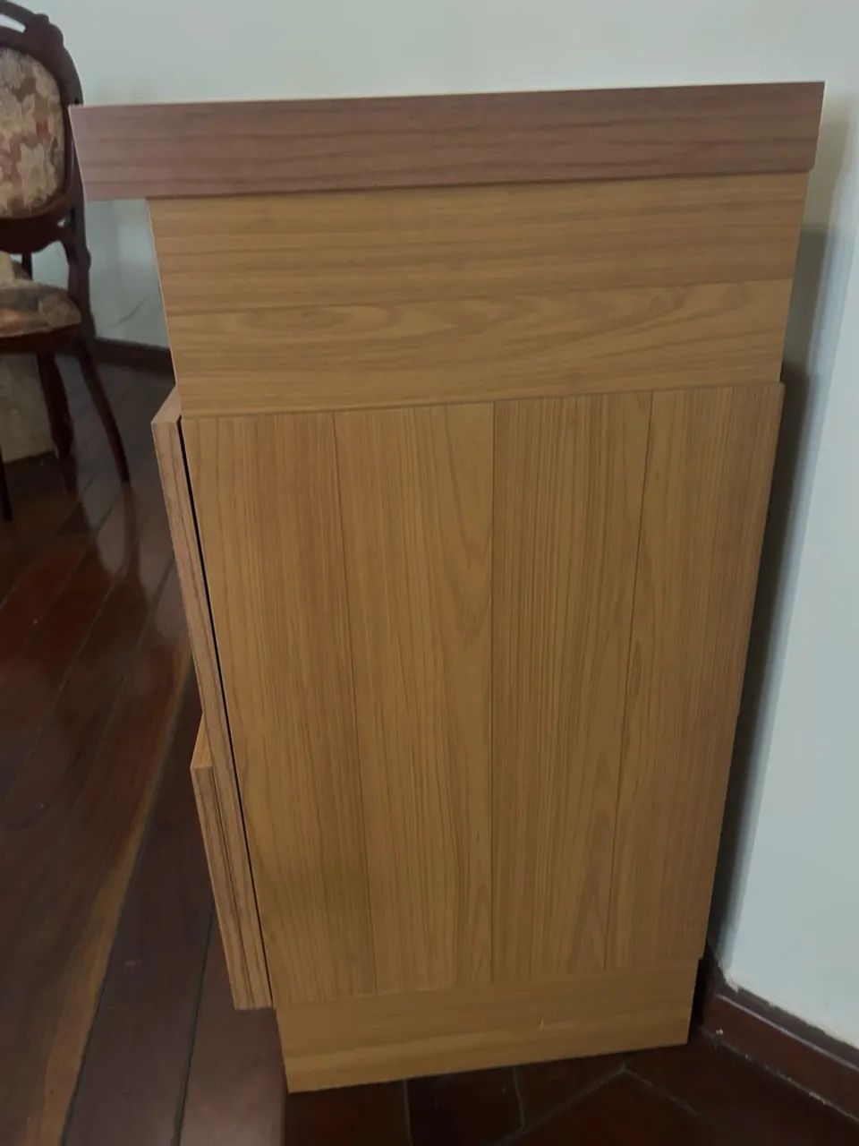 Vendo esse aparador de madeira com com duas portas e gavetas  - Foto 4